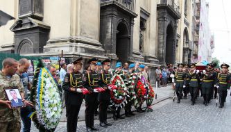 Военнослужащие несут гроб с телом Кирилла Андреенко