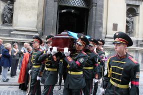 Военнослужащие несут гроб с телом Кирилла Андреенко