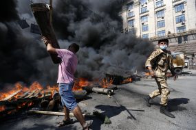 На Майдані Незалежності підпалили намети й шини