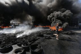 На Майдані Незалежності підпалили намети й шини