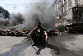На Майдані Незалежності підпалили намети й шини