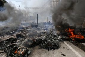 На Майдані Незалежності підпалили намети й шини