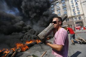 На Майдані Незалежності підпалили намети й шини