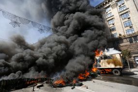На Майдані Незалежності підпалили намети й шини