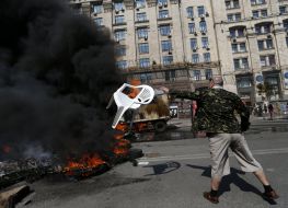 На Майдані Незалежності підпалили намети й шини