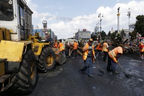 Cleaning on Independence Square
