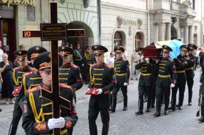 Военнослужащие несут гроб с телом Кирилла Андреенко