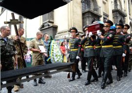 Военнослужащие несут гроб с телом Кирилла Андреенко