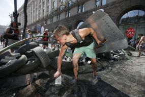 Residents of Maidan began to erect barricades again