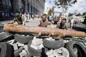 Residents of Maidan began to erect barricades again