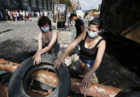 Residents of Maidan began to erect barricades again