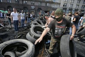 Жители Майдана начали снова возводить баррикады