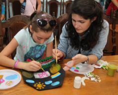 Діти розмальовують бронелисти