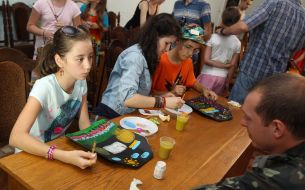 Діти розмальовують бронелисти