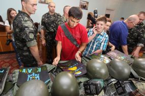 Військовослужбовці роздивляються розмальовані бронелисти