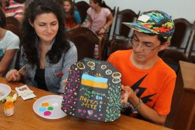 Діти розмальовують бронелисти