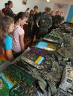 Військовослужбовці роздивляються розмальовані бронелисти