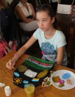 Діти розмальовують бронелисти