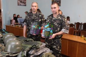 Військовослужбовці роздивляються розмальовані бронелисти