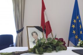 Цветы возле фотографии Барбары Праммер