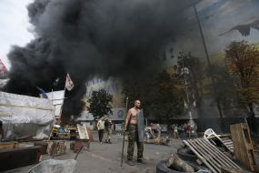 Cleaning barricades on Maidan Nezalezhnosti