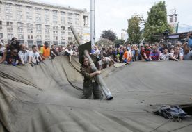 Cleaning barricades on Maidan Nezalezhnosti