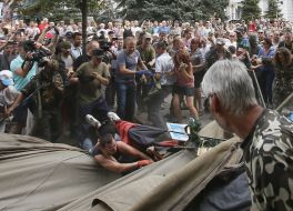 Cleaning barricades on Maidan Nezalezhnosti