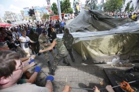 Cleaning barricades on Maidan Nezalezhnosti