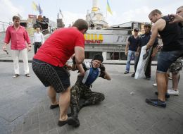 Cleaning barricades on Maidan Nezalezhnosti