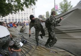 Cleaning barricades on Maidan Nezalezhnosti