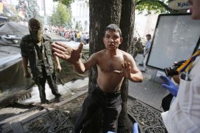 Cleaning barricades on Maidan Nezalezhnosti