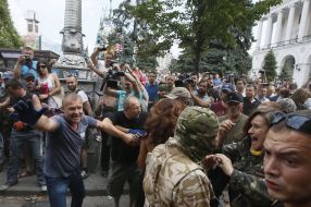 Cleaning barricades on Maidan Nezalezhnosti