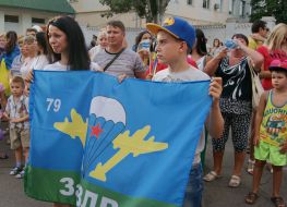 People meet paratroopers