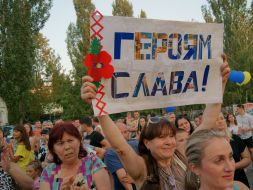 People meet paratroopers