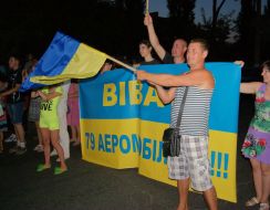 People meet paratroopers