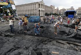 Cleaning barricades on Maidan Nezalezhnosti