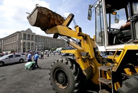 Cleaning on Maidan Nezalezhnosti