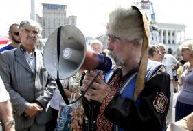 Activists set shield on stage on Maidan Nezalezhnosti