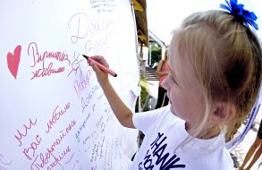 Girl writes wishes Ukrainian military