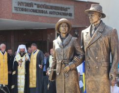 Пам'ятник подружжю Омеляну та Тетяні Антонович