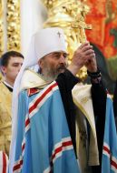 Митрополит Онуфрий проводит молебен