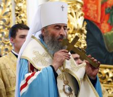 Митрополит Онуфрий проводит молебен