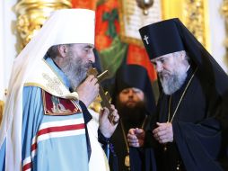 Митрополит Онуфрий проводит молебен