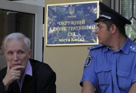 Activist holds an inverted bust of Lenin