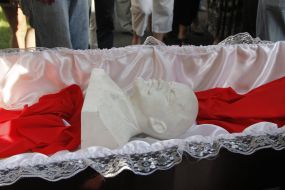 Bust of Lenin in his grave