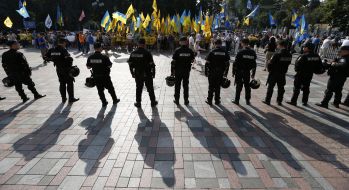 Участники акции протеста и сотрудники милиции возле Верховной Рады