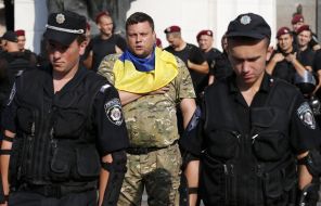 Участники акции протеста и сотрудники милиции возле Верховной Рады