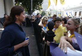 Инна Богословская общается с участниками акции протеста