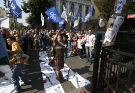 Участники акции протеста возле Верховной Рады