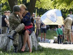 Боец батальона "Азов" с девушкой